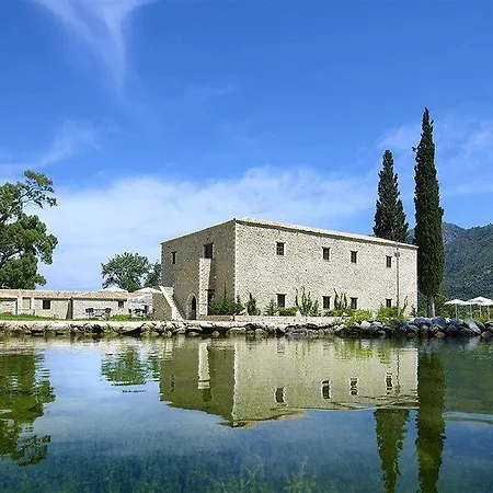 Semantron Traditional Village Hotel